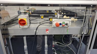 Der Hauptschalter befand sich bislang innerhalb der Vitrine. Da er aber jederzeit zugänglich sein muss, ist er nach außen gewandert. Die Steuerflasche war zuvor eine mobile Einheit, was aber funktional nicht nötig war. Deswegen wurde sie jetzt fest montiert, und schon wieder gibt es ein frei in der Gegend herumhängendes Kabel und damit eine Stolperfalle weniger.