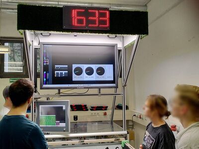 Es läuft: Die optische Positionserkennung liefert gute Werte, wenn auch die Laser meistens nicht ausgestochen werden konnten. Die Ergebnisse der Arbeit werden dem gesamten Projektteam vorgestellt. Links neben den Zeigerdarstellungen werden verschiedene Stufen der optischen Mustererkennung angezeigt.