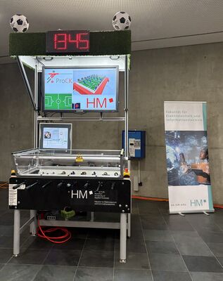 Es ist jedes Mal wieder schön, wenn der Kicker nach Demontage, Umzug zur Ausstellungsfläche und Aufbau wieder läuft. Es kann losgehen...