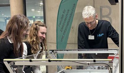 Es sieht fast aus, als wäre da etwas in den Brunnen gefallen. Nein, es ist wohl nur ein Tor, das gefallen ist.