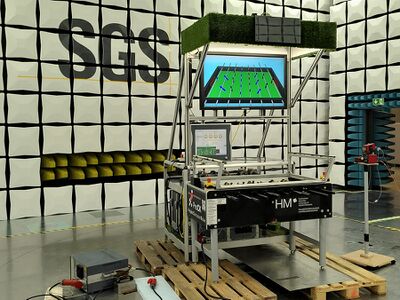 Um den Kicker vom leitenden Boden zu isolieren, wurde er auf Paletten gestellt.