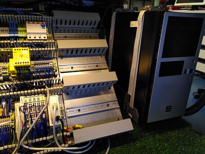 Die bisherige Montageplatte ist war schon komplett belegt. Um dem Embedded PC Platz zu verschaffen, musste angebaut werden. Im Hintergrund rechts noch der alte PC.