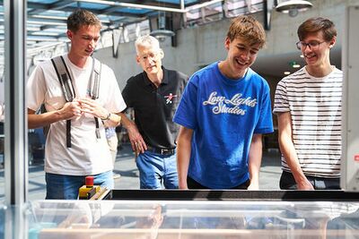 Der Kicker trainiert nicht nur die Armmuskulatur, sondern auch die Gesichtsmuskulatur. (Foto: Julia Bergmeister)