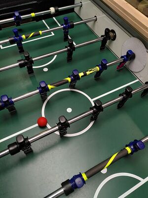 Zur Positionsbestimmung wurden die Spielstangen markiert. Es wurden verschiedene Ansätze evaluiert. In der Mitte sieht man auf einer einzigen Stange eine spiralförmige Helix-Markierung und eine digitale mit dem sogenannten Gray-Code. An der Bande rechts erkennt man eine Skala zur Ablesung des genauen Winkelwerts der Rotation.