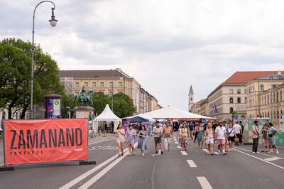 Das Zamand-Festival ist Streetlife auf die münchener Art. In dem spitzen Zelt rechts neben dem Zamanand-Banner wartet ... (Foto: AHA – The Science Communication Hub/Astrid Eckert)